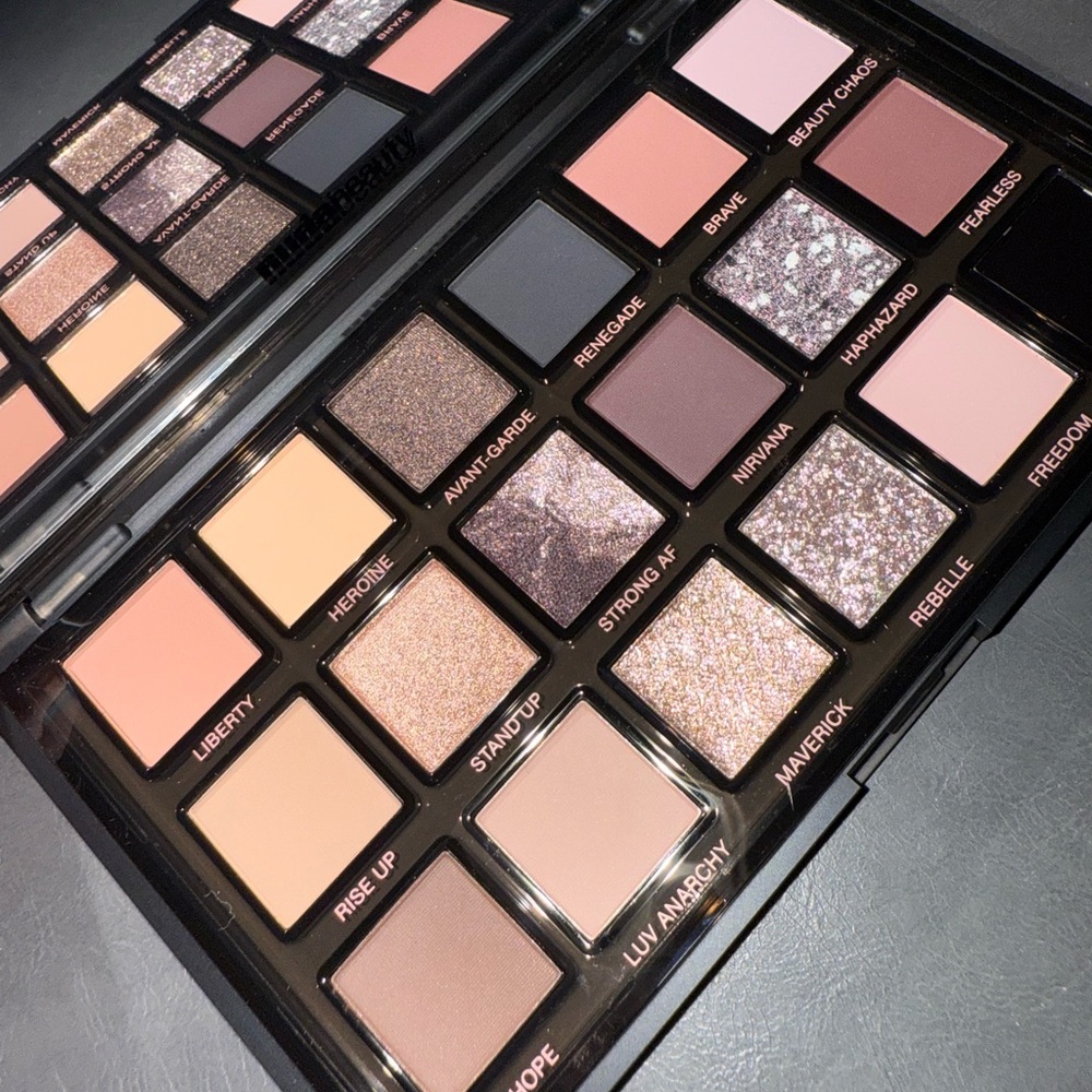 HUDA BEAUTY PRETTY GRUNGE EYESHADOW PALETTE